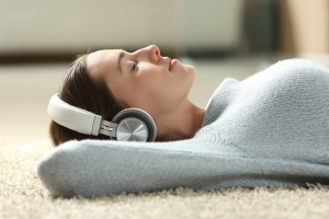 Mujer escuchando música