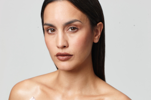 Para preparar la piel de la actriz, la experta Natalia Belda ha utilizado para comenzar la prebase Dior Forever Glow Veil, creando así un lienzo perfecto, uniforme y luminoso. Este makeup en concreto se completa con la barra de labios Rouge Dior Satin en tono 824 Saint Germain, la paleta de sombras de ojos Diorshow 5 Couleurs 523 Beige Couture edición limitada otoño 2023 y el colorete Rouge Blush 100 Nude. Todo, de Dior . Vestido con maxilazo de Encinar y anillo de Marina García Joyas./ fotos Susana Hervas & Alex Archer estilismo Sandra Escriña