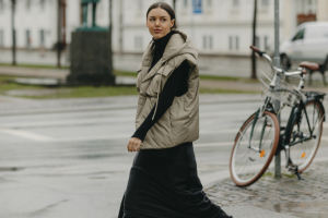 Chaleco en tendencia en el street style de Copenhagen FW23