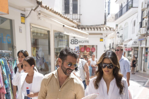 Eva Longoria, su marido y su hijo de compras por las calles de Marbella.