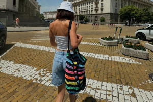 María Pedraza paseando por las calles de Sofía con un bolso de KURT GEIGER.