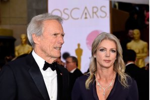 Clint Eastwood y Christina Sandera