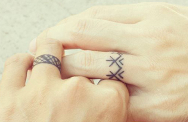 Adiós, anillos de Llegan los tatuajes de compromiso