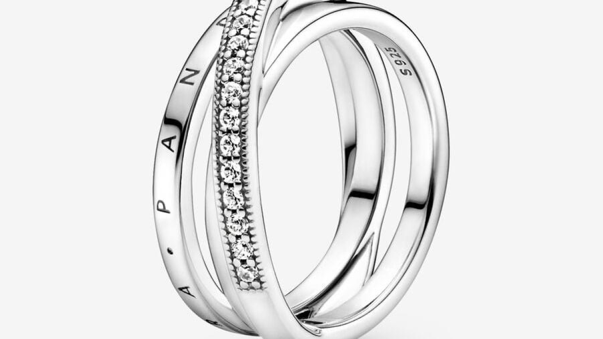 
        El anillo de Pandora que no me quito desde hace años: es súper elegante, de plata y repleto de circonitas
    