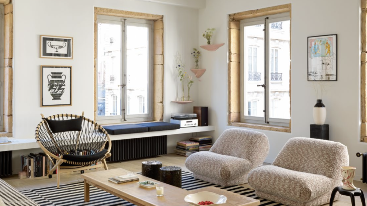 
        Esta casa moderna de decoración vintage es una antigua fábrica y está situada en Lyon
    