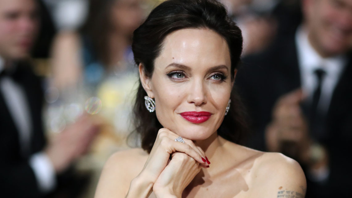 
         El nuevo (y mejorado) color de pelo "rubio miel" de Angelina Jolie es el tono que todas querremos llevar en verano 
    