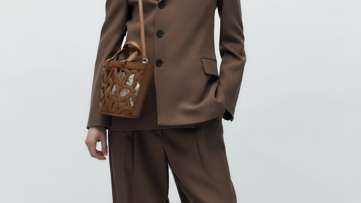 
         Zara clona uno de los bolsos de lujo más icónicos de Loewe y lo vende por menos de 50 euros 
    