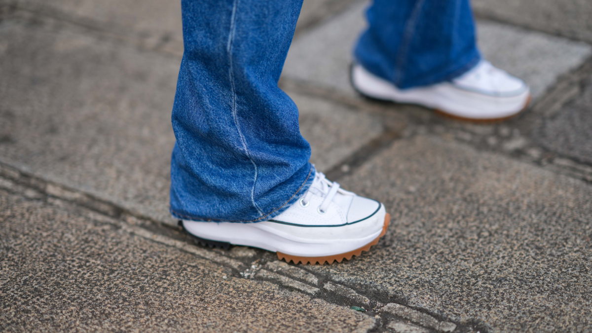 
         El truco viral para limpiar tus zapatillas Converse blancas y que queden como nuevas 
    
