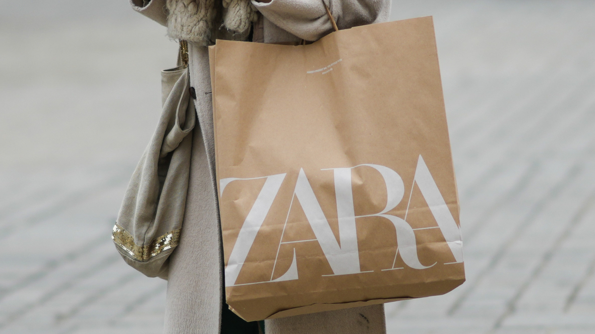 
        Una dependienta de Zara se hace viral en TikTok por compartir trucos para encontrar cualquier prenda
    