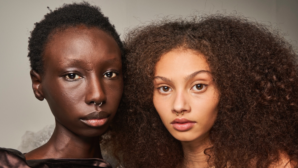 
         El racismo en las bases de maquillaje y siete marcas con diversidad de tonos 
    