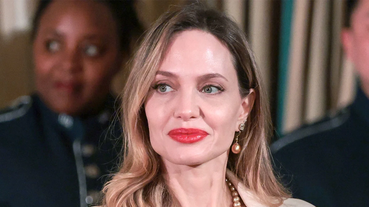 
         El nuevo novio multimillonario de Angelina Jolie es idéntico a Brad Pitt 
    