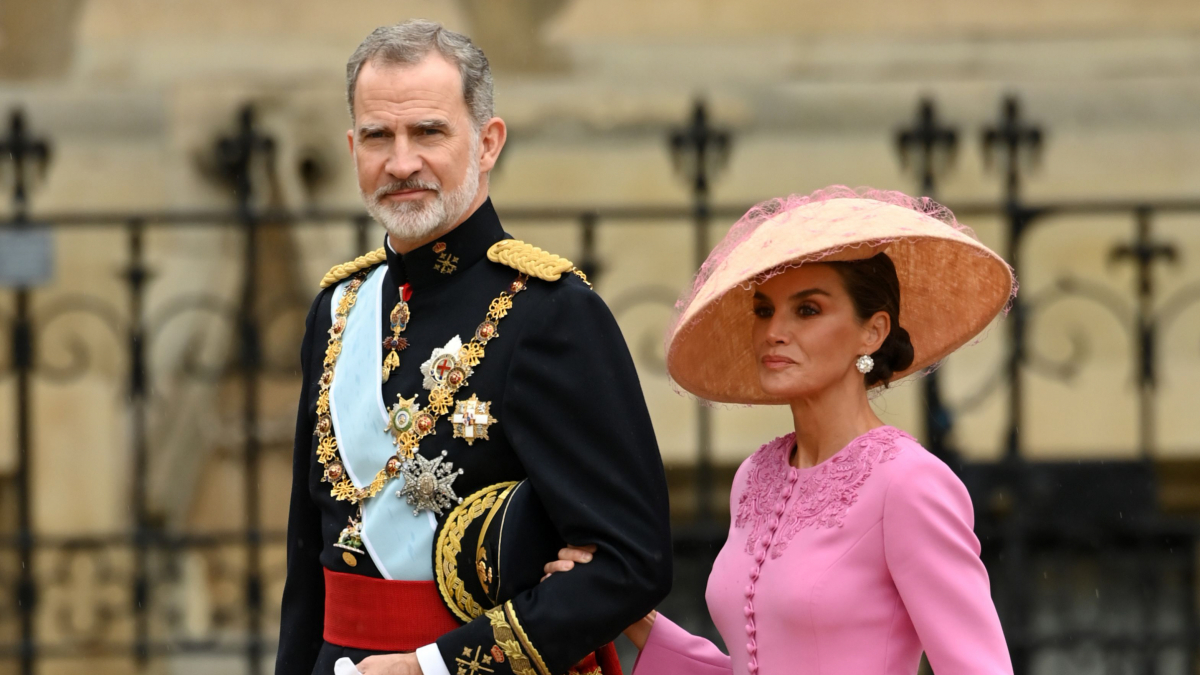 
         “Es el tono del momento en la realeza”: toda la prensa internacional ama el look de la reina Letizia 
    