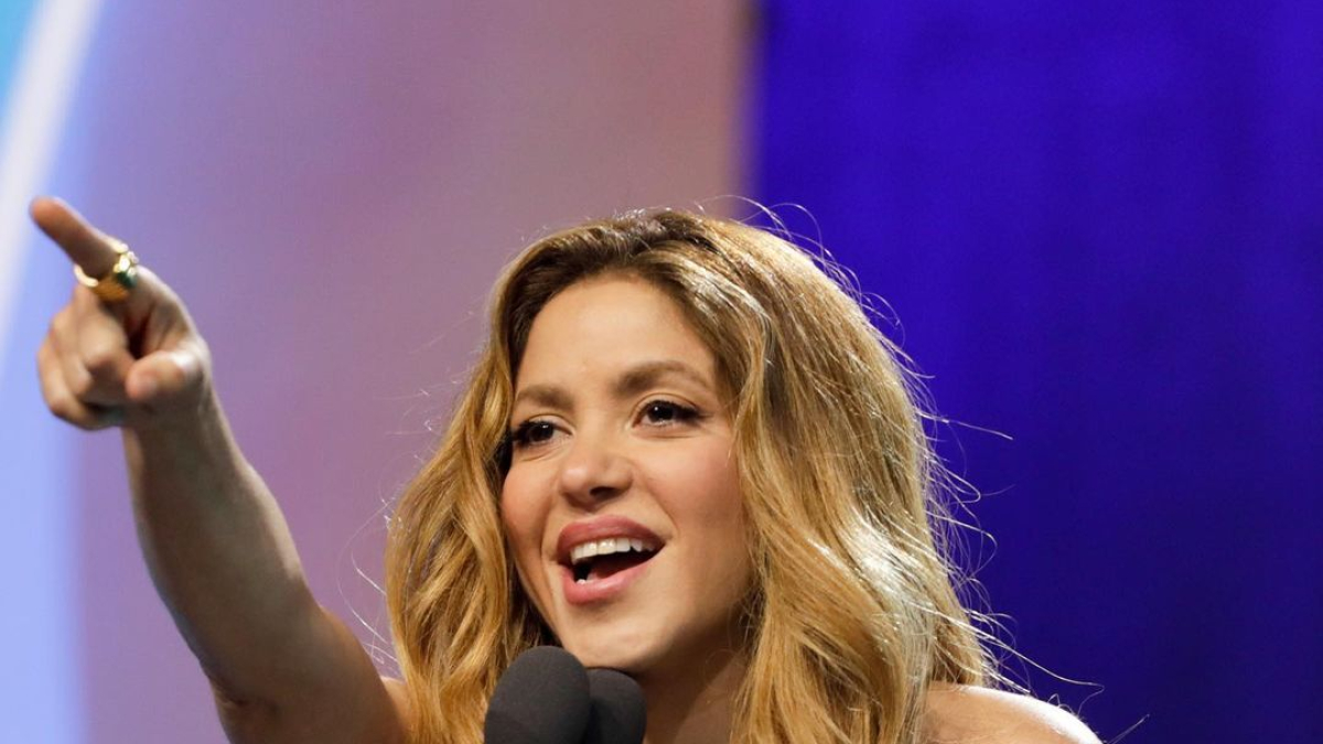 
         Shakira recibe el premio a Mujer del Año y dedica unas palabras a Piqué por la infidelidad 
    