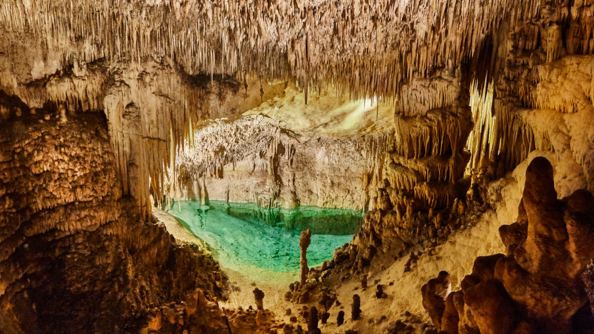 
         Cinco impresionantes cuevas que nunca imaginarías que están (y puedes visitar) en España 
    