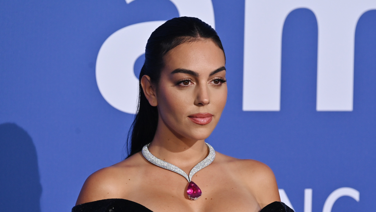 
         El maquillaje de Georgina Rodríguez en la Gala amfAR 2023: el balance perfecto entre ojos y labios 
    