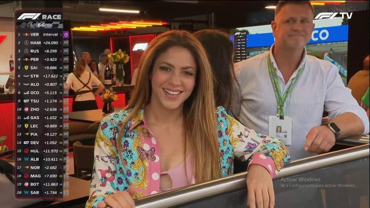 
         Shakira regresa a Barcelona y aviva los rumores de romance con Lewis Hamilton en la Fórmula 1 
    