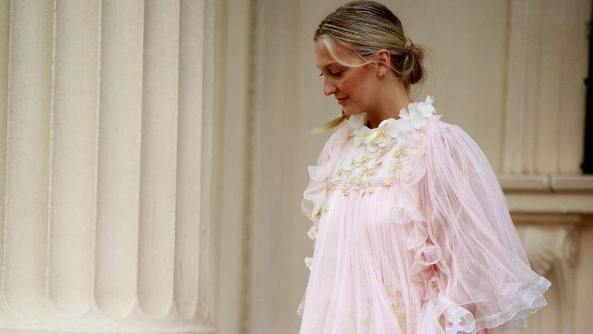 
         El vestido romántico de las rebajas de Massimo Dutti que amarán las invitadas de finales de verano o inicios de otoño 
    