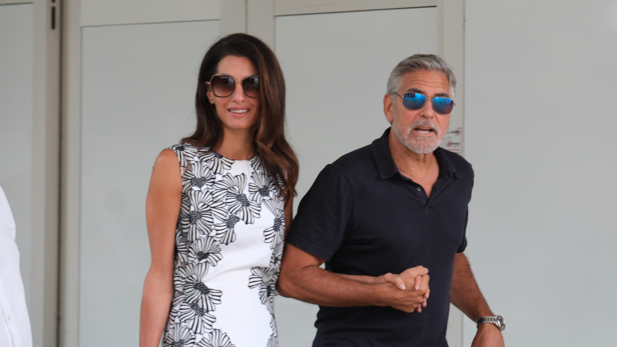 
         Amal Clooney hace de un minivestido y zapatos transparentes el look más elegante de la temporada 
    