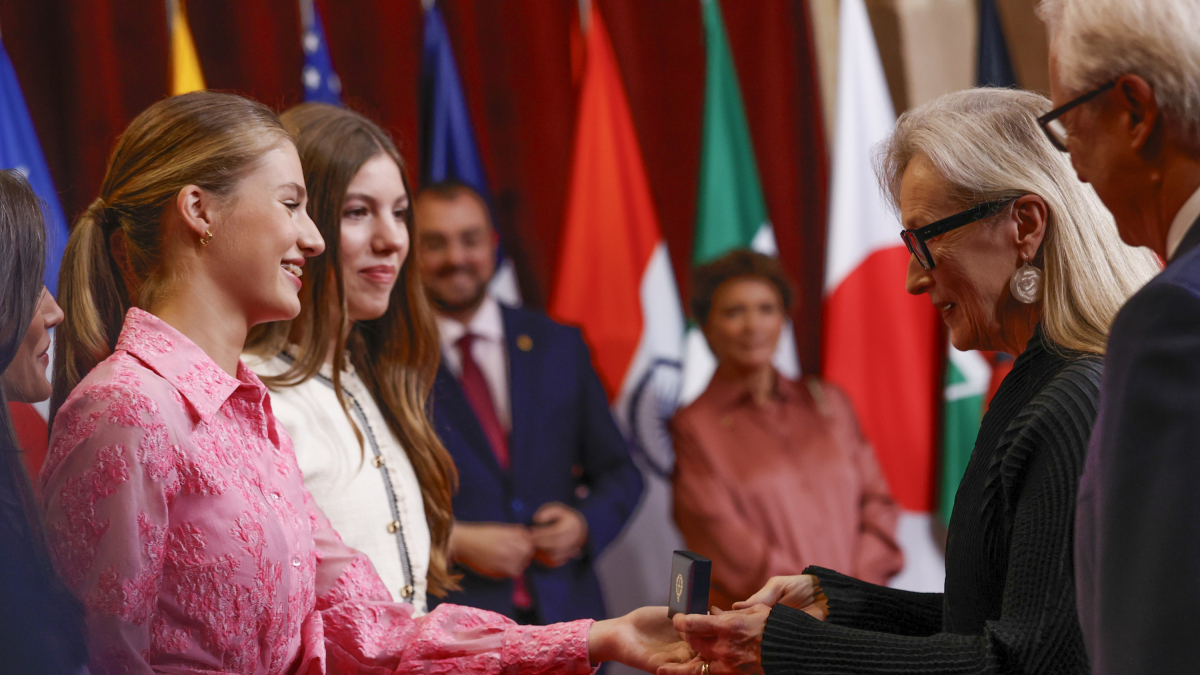 
         Premios Princesa de Asturias: las risas cómplices entre doña Letizia, Leonor, Sofía y Meryl Streep 
    