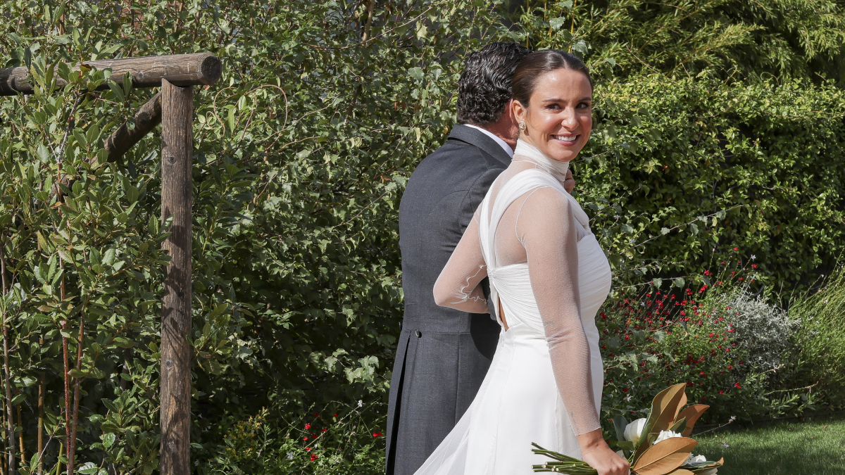 
         Marta Pombo deslumbra con su vestido de novia: transparencias y una falda de 30 metros de seda 
    