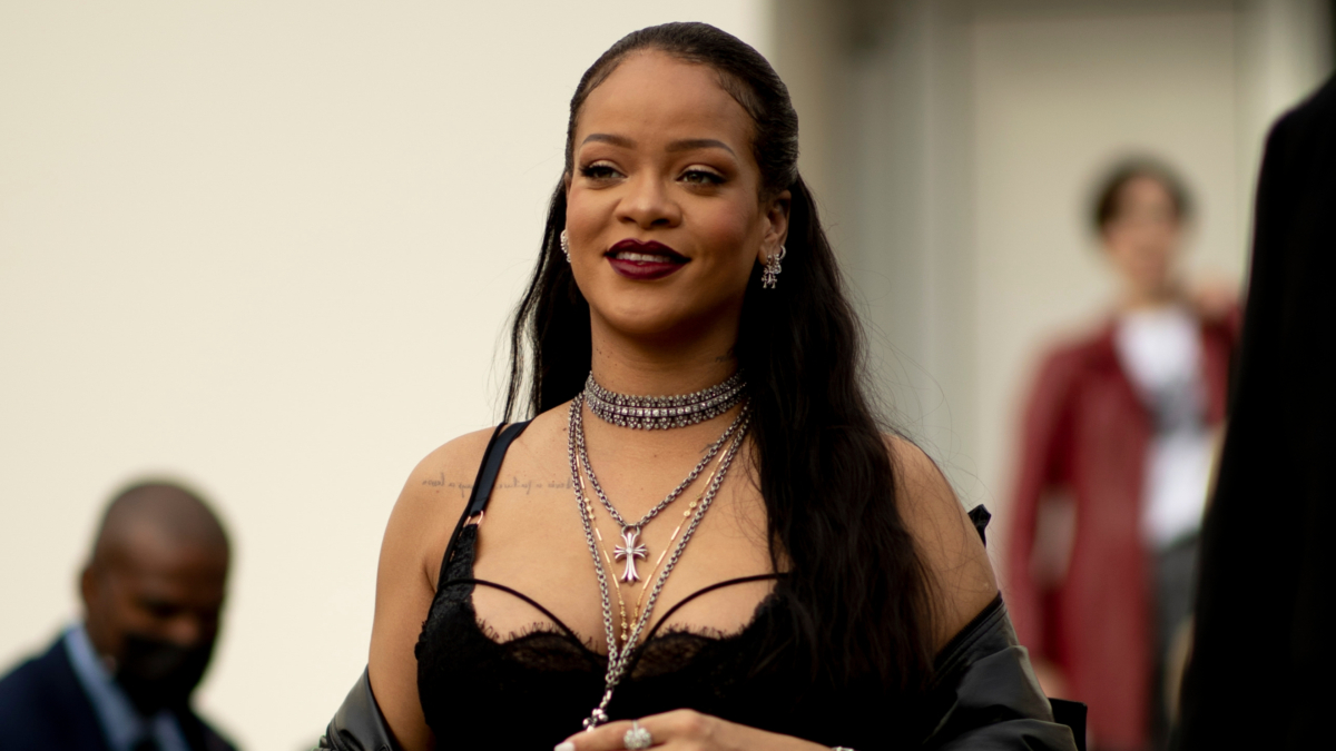 
        Rihanna se despide de su icónica melena morena y apuesta por un pelo rubio platino y mega rizado
    