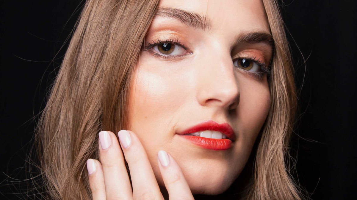 
         El color de uñas que agotarán en 2024 las mujeres +50 que aman las manicuras elegantes con efecto antiedad 
    