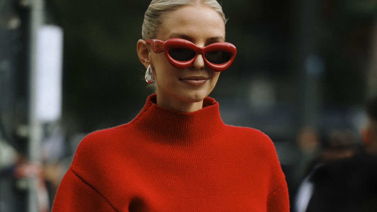 
         3 jerséis rojos rebajados de Cortefiel, Adolfo Domínguez y H&M para vestir elegantes con el color de moda 
    