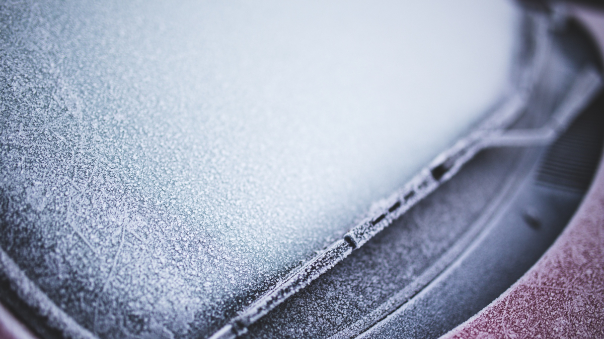 
         Aprende a retirar correctamente el hielo del parabrisas del coche 
    