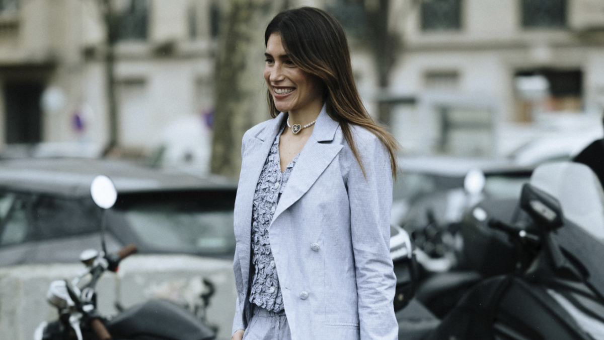 
         El traje sastre de Zara con blazer cruzada en clave sofisticada que triunfa entre las mujeres +50 
    