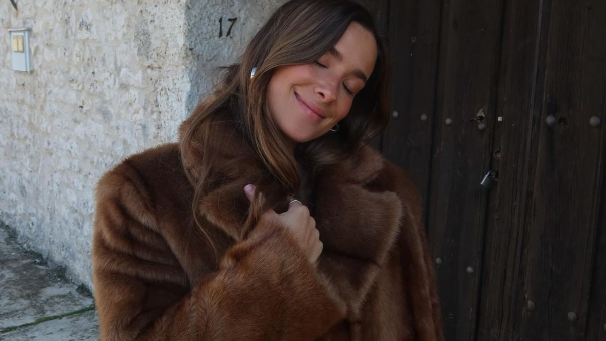 
         Maje rebaja al 50% el abrigo de pelo sintético que María Pombo usa para los días más fríos de Madrid 
    