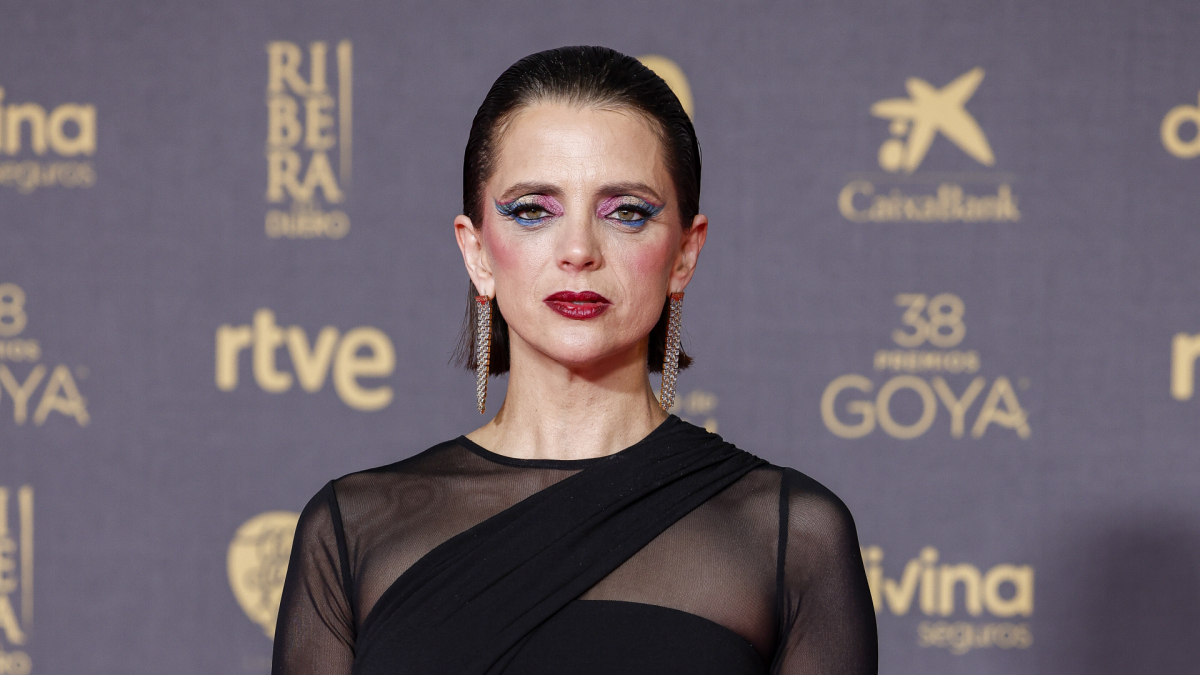 
         Alfombra roja Premios Goya 2024: Macarena Gómez arriegsa con el maquillaje de ojos a juego con su marido 
    