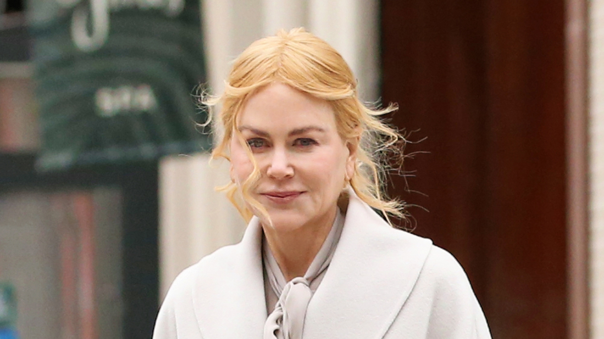 
        Nicole Kidman abandona su melena rubia por un naranja “melocotón” súper favorecedor
    