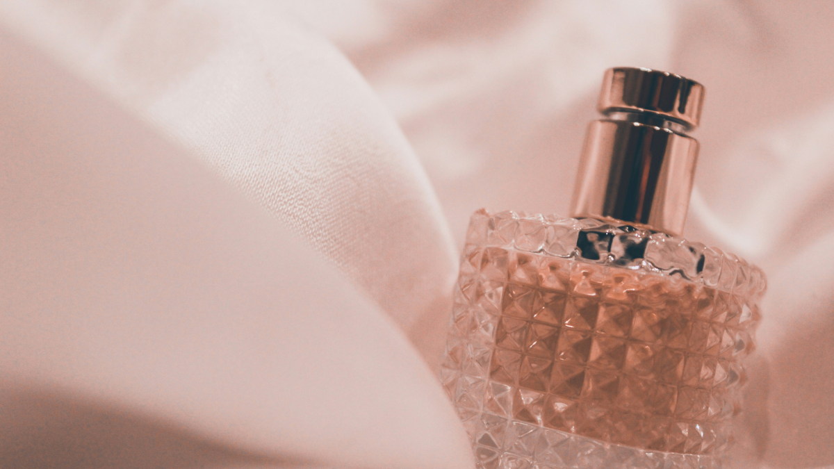
        El arte de elegir el perfume ideal: consejos y trucos para encontrar tu fragancia perfecta
    