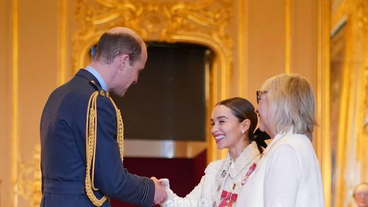 
        Daenerys pertenece a la Orden del Imperio Británico: Emilia Clarke condecorada por Guillermo
    