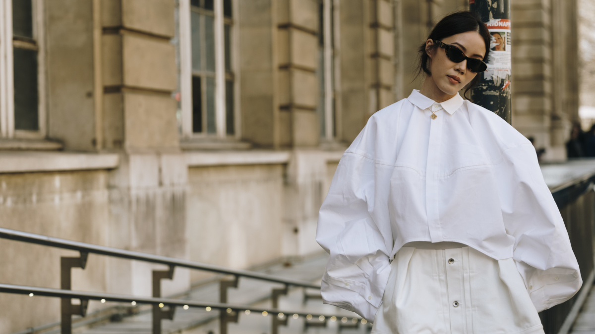 
        La camisa blanca es la prenda favorita del street style de París: Zara, Mango o Sfera tienen diseños de infarto
    