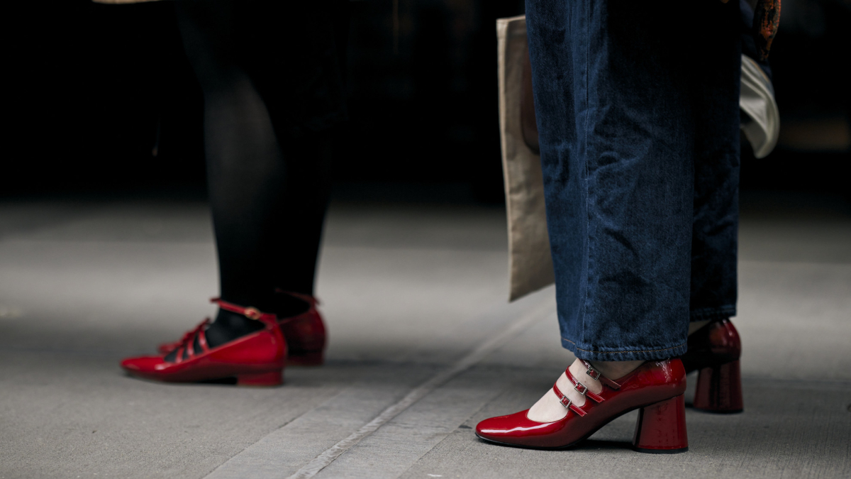 
        Los zapatos de tacón bajo que adora el street style tienen nombre propio: Mary Jane
    