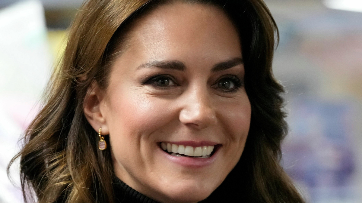 
        La primera imagen de Kate Middleton tras su operación es retirada de las principales agencias por sospechas de manipulación
    