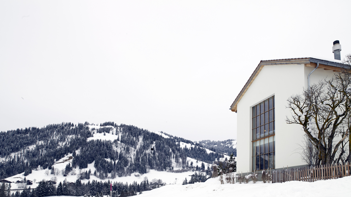 
        La arquitecta que ha transformado una estación de tren en un chalet de montaña en Suiza
    