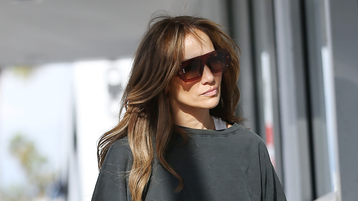 
        Jennifer Lopez estrena la chaqueta de entretiempo que las mujeres +50 adorarán porque es elegante y atemporal
    