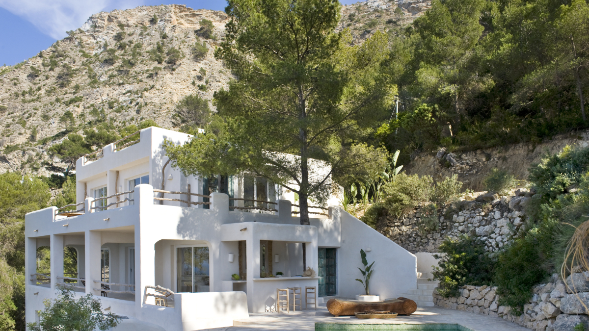 
        Una casa de Ibiza donde los elementos naturales se mezclan para crear espacios llenos de vida
    