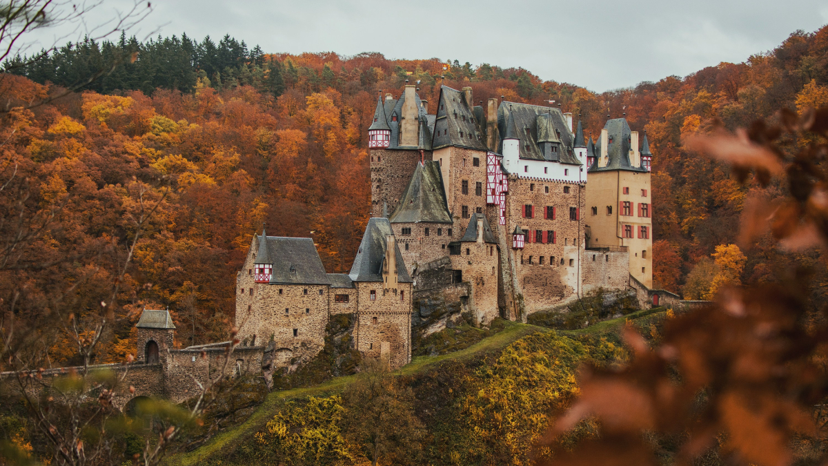 
        Este es uno de los castillos más impresionantes de Europa y se puede visitar por menos de 15 euros
    