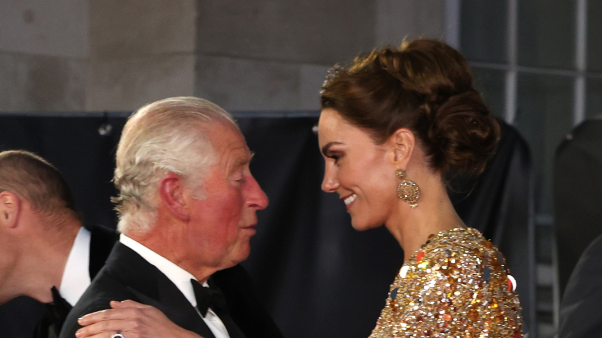 
        Kate Middleton estuvo 15 días ingresada en el hospital y el rey Carlos III fue su máximo apoyo allí dentro
    