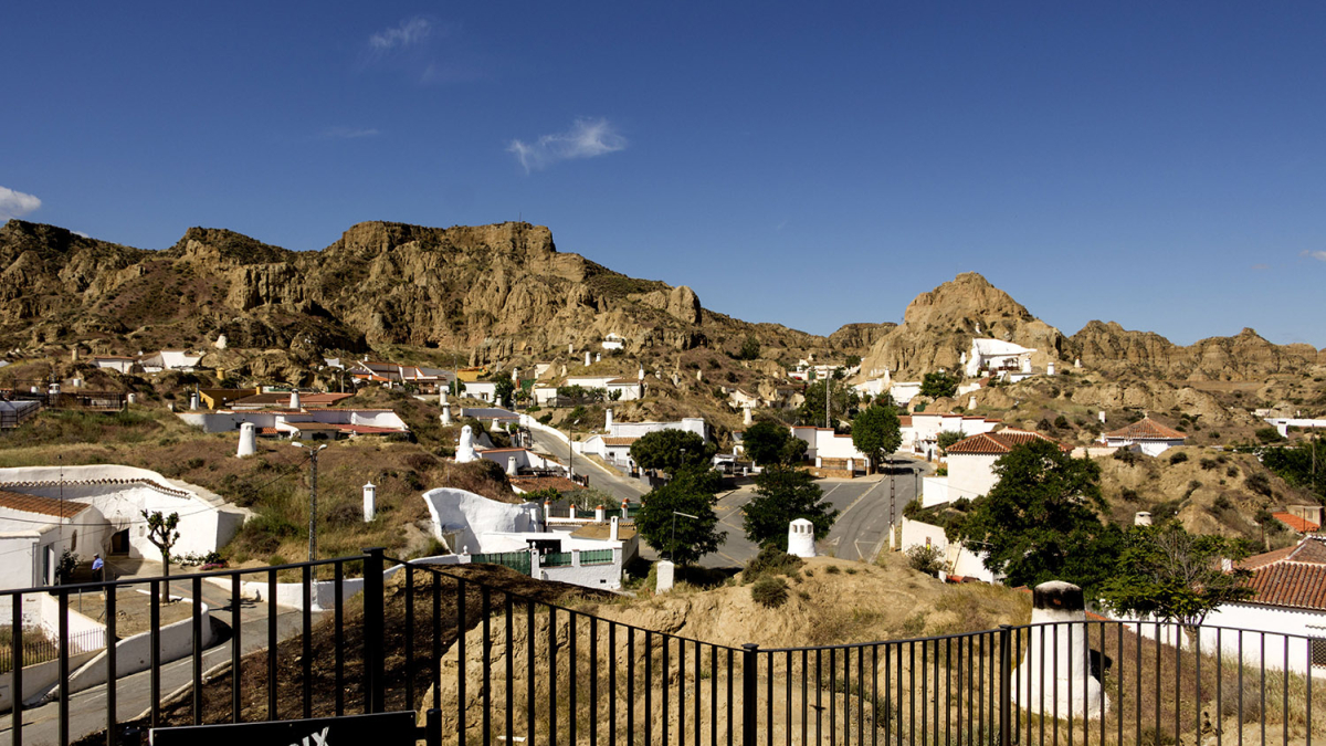 
        El pueblo español repleto de casas-cueva subterráneas que nos permite viajar a la Edad de Bronce
    
