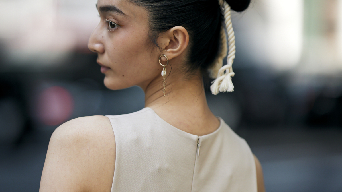 
        Bimba y Lola rebaja los pendientes con perlas minimalistas que son tendencia en el 'street style'
    