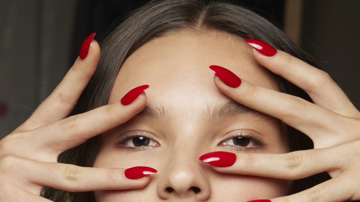 
        Las uñas rojas son elegantes: 11 diseños de arte en uñas para escapar de la clásica manicura
    