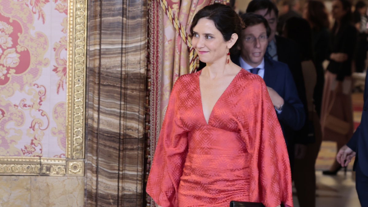 
        Isabel Díaz Ayuso y el vestido de marca española efecto tipazo que amarán las invitadas de primavera
    