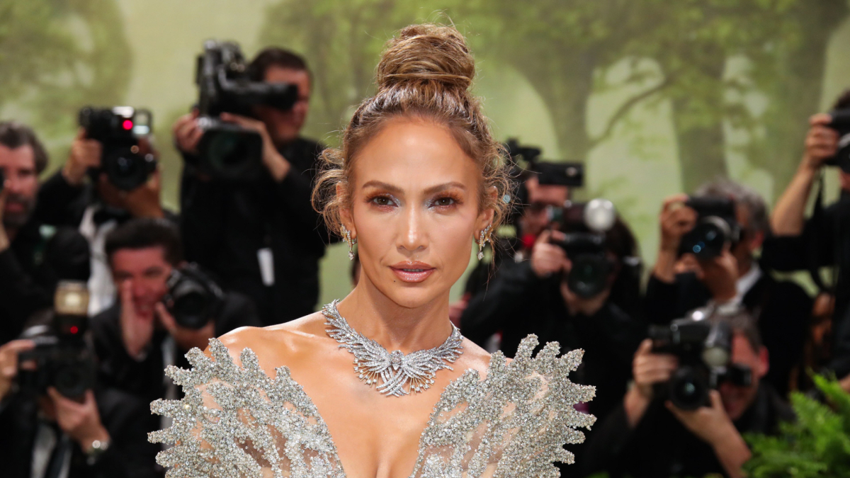 
        La famosa más 50 de la MET Gala que nos ha dejado a todas sin palabras es Jennifer Lopez
    