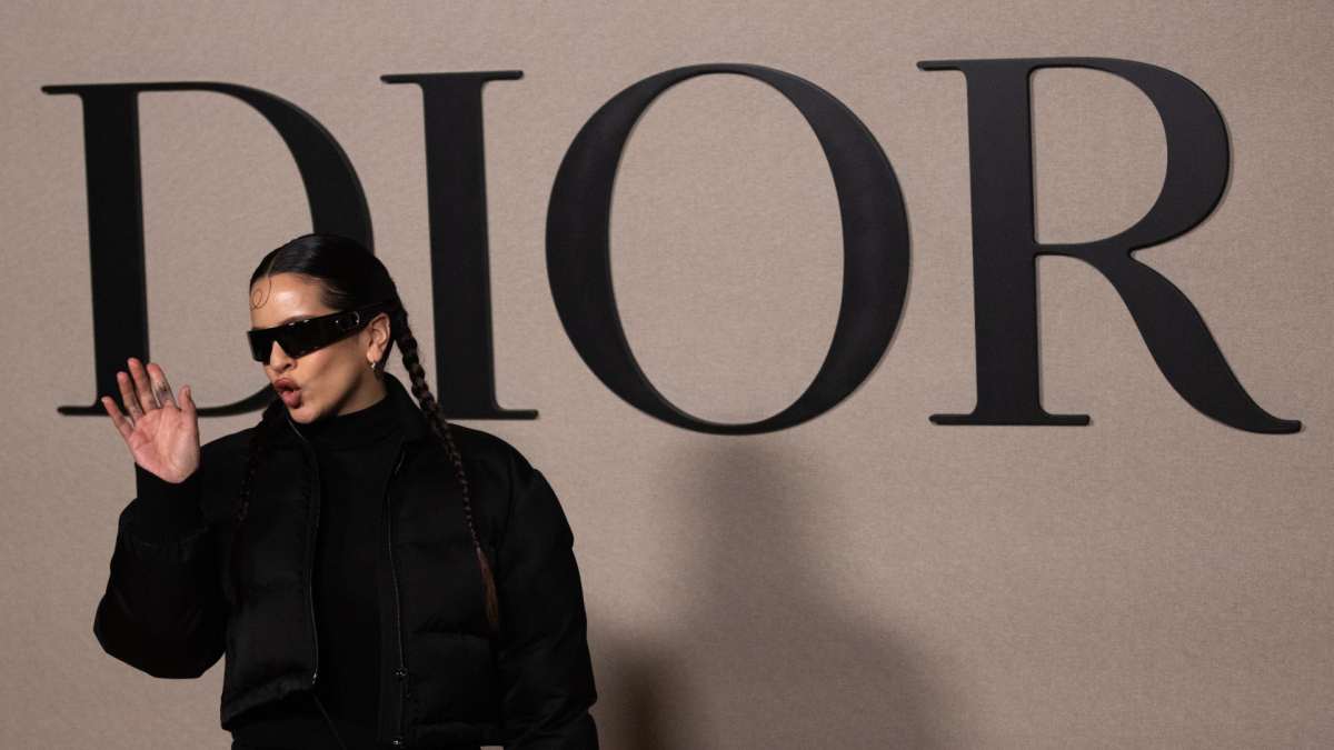 
        Rosalía se convierte en la nueva embajadora global de Dior de la mano de su bolso más mítico, Lady Dior
    