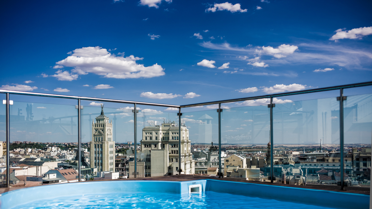 
        Cinco hoteles en el centro de Madrid a los que puedes entrar en su piscina sin estar alojado
    
