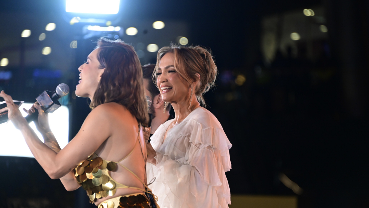 
        Jennifer Lopez sin el anillo de compriso de Ben Affleck: suenan las campanas de divorcio en el paraíso
    